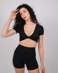 Încarcă imaginea în Gallery viewer, Inspire Twist Crop Top | Black
