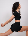 Încarcă imaginea în Gallery viewer, Inspire Twist Crop Top | Black