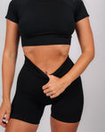 Încarcă imaginea în Gallery viewer, Define Short Sleeve Crop Top | Black