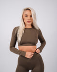 Încarcă imaginea în Gallery viewer, Define Long Sleeve Crop Top | Truffle