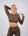 Încarcă imaginea în Gallery viewer, Define Long Sleeve Crop Top | Truffle