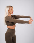 Încarcă imaginea în Gallery viewer, Define Long Sleeve Crop Top | Truffle