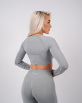 Încarcă imaginea în Gallery viewer, Define Long Sleeve Crop Top | Light Gray
