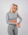Încarcă imaginea în Gallery viewer, Define Long Sleeve Crop Top | Light Gray