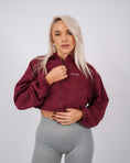 Încarcă imaginea în Gallery viewer, Define Crop Sweatshirt | Plum