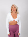 Încarcă imaginea în Gallery viewer, Inspire Long Sleeve Twist Crop Top | White
