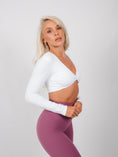 Încarcă imaginea în Gallery viewer, Inspire Long Sleeve Twist Crop Top | White