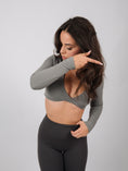Încarcă imaginea în Gallery viewer, Inspire Long Sleeve Twist Crop Top | Stone Gray