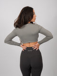 Încarcă imaginea în Gallery viewer, Inspire Long Sleeve Twist Crop Top | Stone Gray