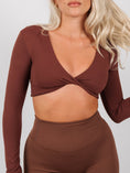 Încarcă imaginea în Gallery viewer, Inspire Long Sleeve Twist Crop Top | Coffee Brown