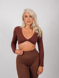 Încarcă imaginea în Gallery viewer, Inspire Long Sleeve Twist Crop Top | Coffee Brown