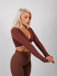 Încarcă imaginea în Gallery viewer, Inspire Long Sleeve Twist Crop Top | Coffee Brown