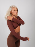 Încarcă imaginea în Gallery viewer, Inspire Long Sleeve Twist Crop Top | Coffee Brown