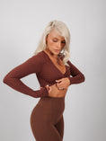 Încarcă imaginea în Gallery viewer, Inspire Long Sleeve Twist Crop Top | Coffee Brown