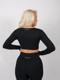 Încarcă imaginea în Gallery viewer, Inspire Long Sleeve Twist Crop Top | Black