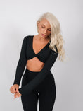 Încarcă imaginea în Gallery viewer, Inspire Long Sleeve Twist Crop Top | Black