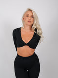 Încarcă imaginea în Gallery viewer, Inspire Long Sleeve Twist Crop Top | Black