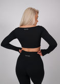 Încarcă imaginea în Gallery viewer, Inspire Long Sleeve Crop Top | Black
