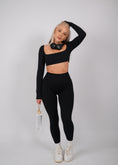 Încarcă imaginea în Gallery viewer, Inspire Long Sleeve Crop Top | Black
