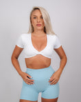 Încarcă imaginea în Gallery viewer, Inspire Twist Crop Top | White
