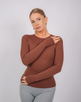 Încarcă imaginea în Gallery viewer, Inspire Long Sleeve Top | Chocolate Brown
