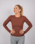 Încarcă imaginea în Gallery viewer, Inspire Long Sleeve Top | Chocolate Brown
