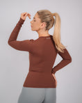 Încarcă imaginea în Gallery viewer, Inspire Long Sleeve Top | Chocolate Brown
