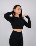 Încarcă imaginea în Gallery viewer, Define Long Sleeve Crop Top | Black
