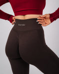 Încarcă imaginea în Gallery viewer, Define High Waisted Leggings | Espresso
