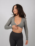 Încarcă imaginea în Gallery viewer, Inspire Long Sleeve Twist Crop Top | Stone Gray
