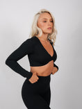 Încarcă imaginea în Gallery viewer, Inspire Long Sleeve Twist Crop Top | Black
